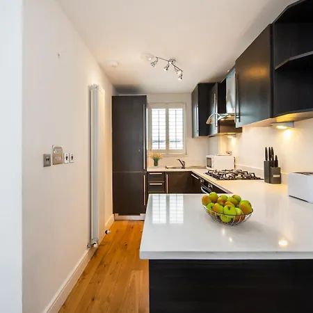 2 Bed Flat In Clapham Common *