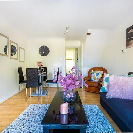 Cozy Family-friendly House Apartment *