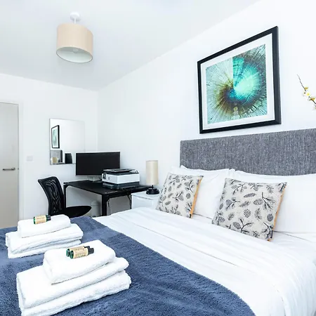 Modern 2br Wpatio & Free Parking, Canning Town