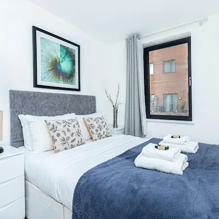 Apartment Modern 2br Wpatio & Free Parking, Canning Town *