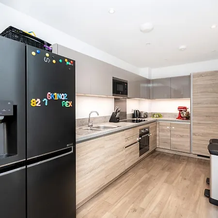 Modern 2br Wpatio & Free Parking, Canning Town *
