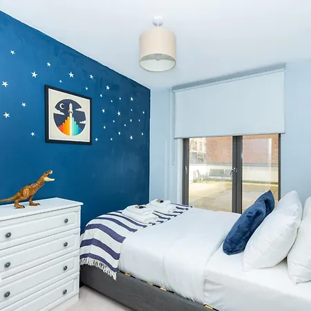 Modern 2br Wpatio & Free Parking, Canning Town Apartment *