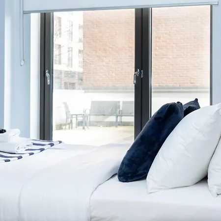 Modern 2br Wpatio & Free Parking, Canning Town