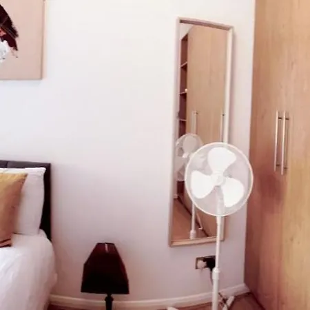 Uk Chaps Retreat: 2 Bedroom - 2bathroom * London