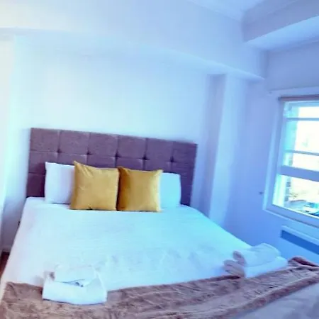 Uk Chaps Retreat: 2 Bedroom - 2bathroom * London