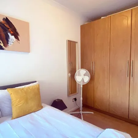 Uk Chaps Retreat: 2 Bedroom - 2bathroom Apartment *