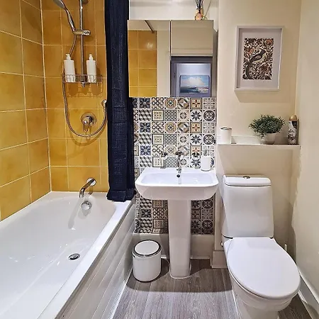 1-bed Apartment, Close To Kensington Olympia With Free Wi-fi & Netflix London