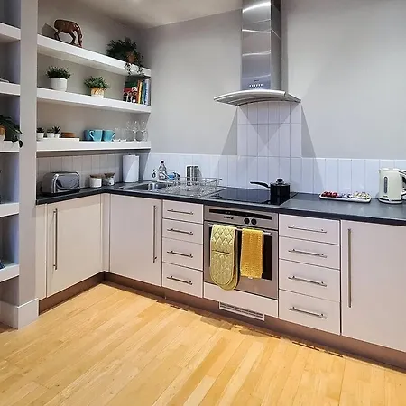 Apartment 1-bed Apartment, Close To Kensington Olympia With Free Wi-fi & Netflix