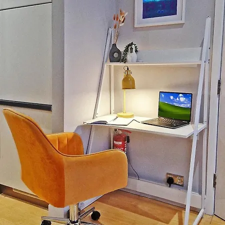 Apartment 1-bed Apartment, Close To Kensington Olympia With Free Wi-fi & Netflix