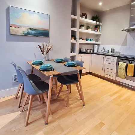 Apartment 1-bed Apartment, Close To Kensington Olympia With Free Wi-fi & Netflix *