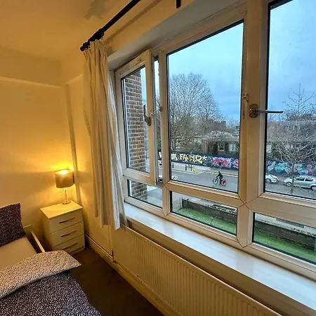 Victoria Park R4 * London