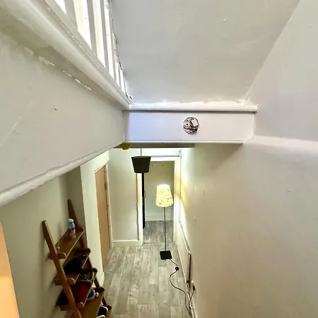 Whitechapel Station R1 Guest house *