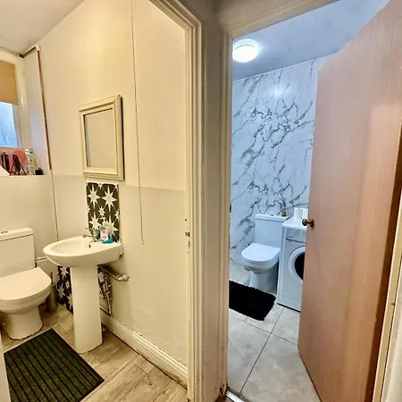 Whitechapel Station R1 Guest house London