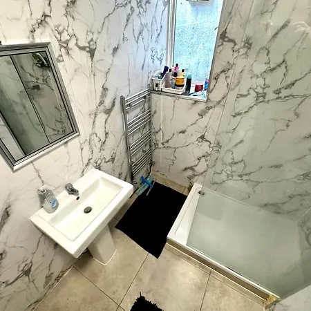 Whitechapel Station R1 Guest house *