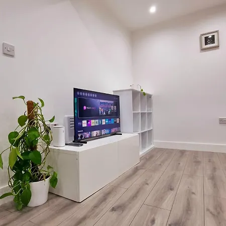Brand New Flat Close To Turnpike Lane Tube Station * London