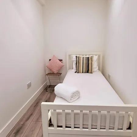Brand New Flat Close To Turnpike Lane Tube Station Apartment London