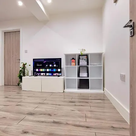 Brand New Flat Close To Turnpike Lane Tube Station Apartment