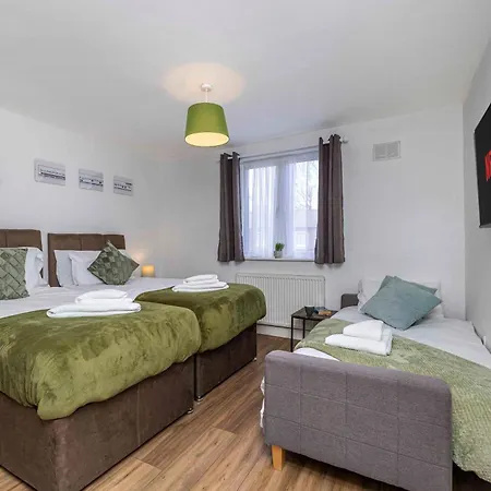 Charming 3-bed Townhouse In Vibrant Dom wakacyjny