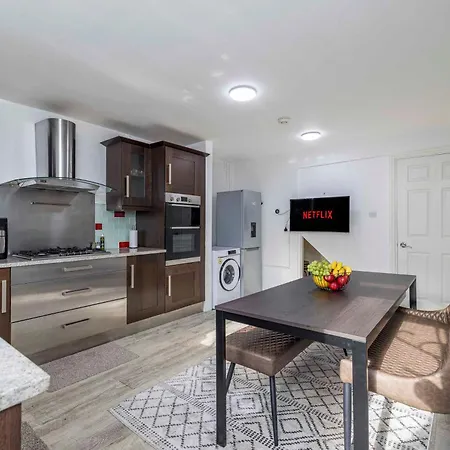 Charming 3-bed Townhouse In Vibrant