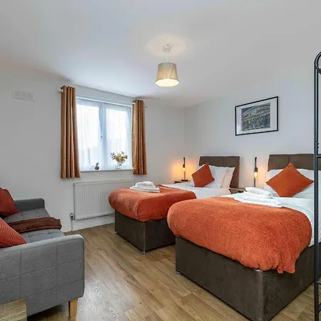 Charming 3-bed Townhouse In Vibrant Dom wakacyjny *
