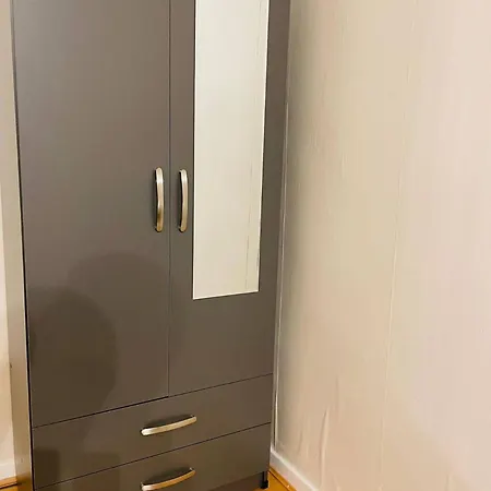 Well-preserved Cozy1br Flat In Lcy With Free Parking London