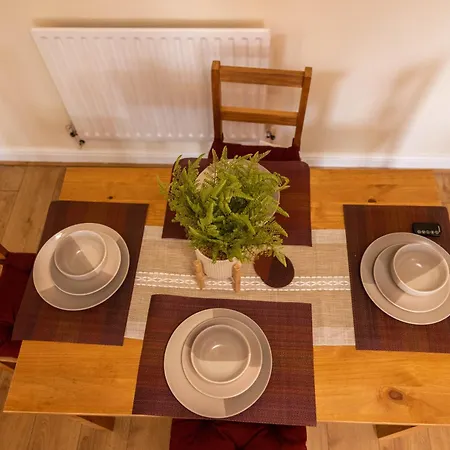 Holiday home 3kingbr&sofabed-garden-aircon-bbq-parkg London