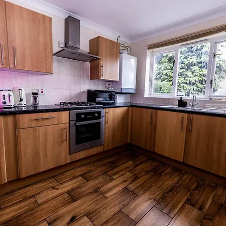 Holiday home 3kingbr&sofabed-garden-aircon-bbq-parkg