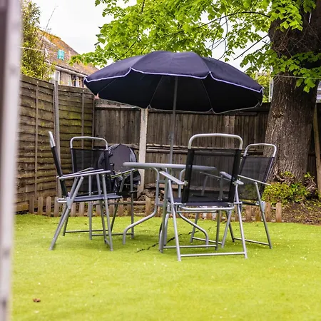 3kingbr&sofabed-garden-aircon-bbq-parkg Holiday home