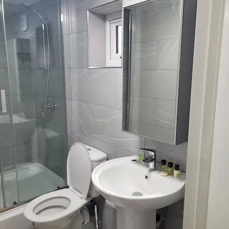 Lovely 2-bed Fully Refurbished House In London