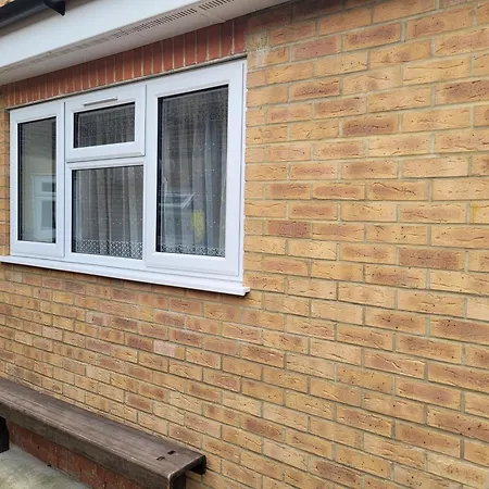 Lovely 2-bed Fully Refurbished House In *