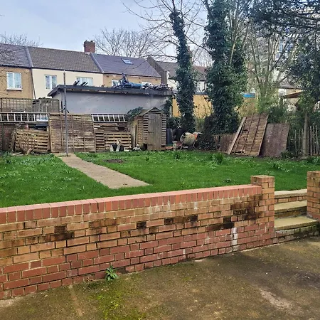 Lovely 2-bed Fully Refurbished House In * London