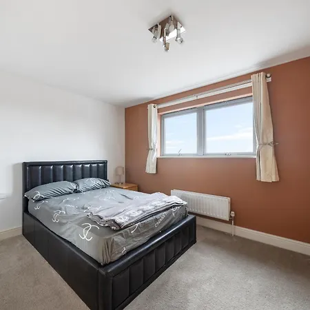 Modern 2 Bed 2 Bath With Balcony In Rayners Lane Harrow Near Wembley Greater London Apartment Pinner