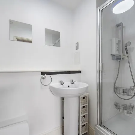 Modern 2 Bed 2 Bath With Balcony In Rayners Lane Harrow Near Wembley Greater London