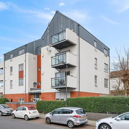 Apartment Modern 2 Bed 2 Bath With Balcony In Rayners Lane Harrow Near Wembley Greater London *