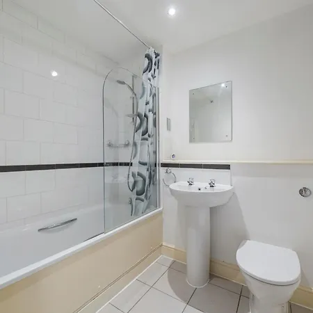 Modern 2 Bed 2 Bath With Balcony In Rayners Lane Harrow Near Wembley Greater London