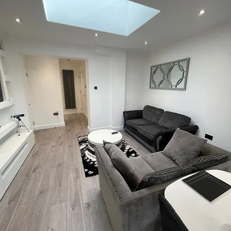 Uppamost London Luxury 2 Holiday home Dagenham