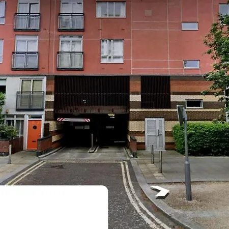 Apartment Lovely 3bd Flat, Parking, Sleeps Six Close To O2 *