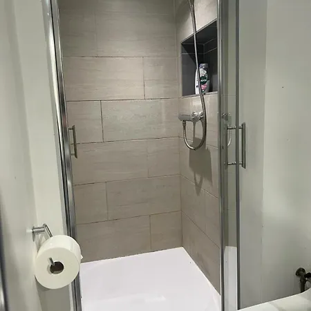 Comfy Private Bedrooms Near Euston, 홈스테이 런던