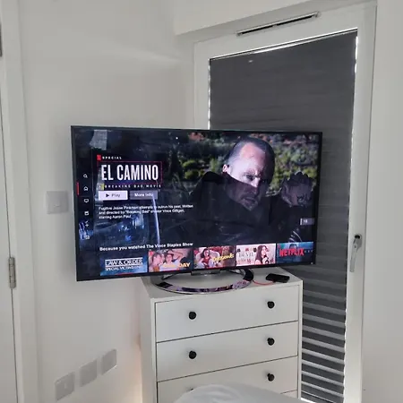 - Luxury One Bedroom With Two Baths And Wc