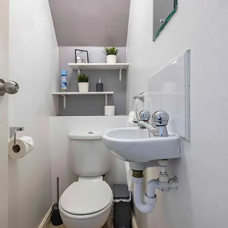 Charming 3-bed Townhouse In Vibrant Dom wakacyjny *
