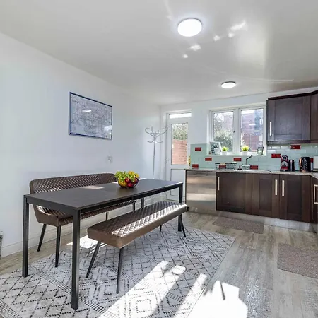 Charming 3-bed Townhouse In Vibrant Holiday home Ealing