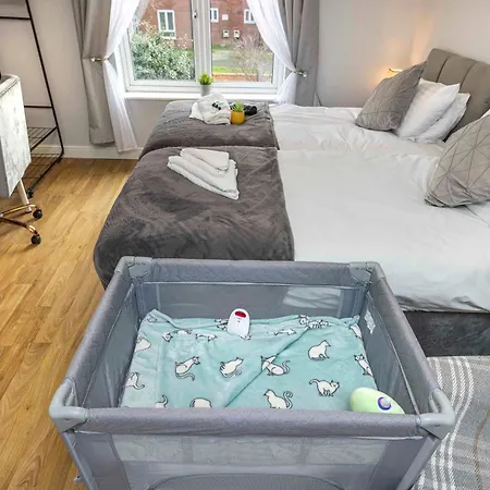 Charming 3-bed Townhouse In Vibrant Ealing