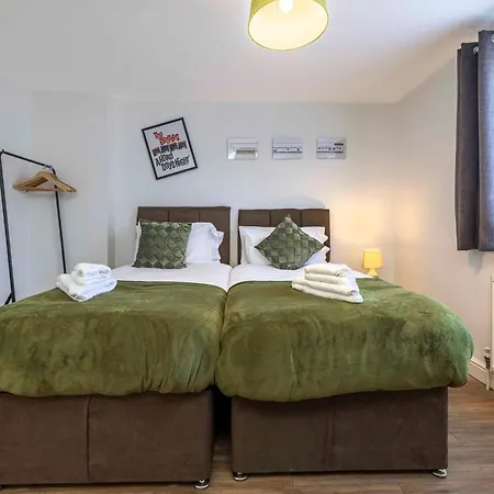 Charming 3-bed Townhouse In Vibrant * Ealing