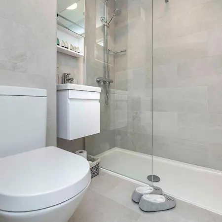 Dom wakacyjny Charming 3-bed Townhouse In Vibrant
