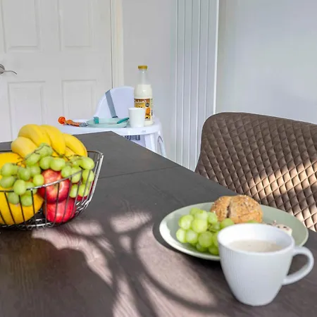Dom wakacyjny Charming 3-bed Townhouse In Vibrant Ealing