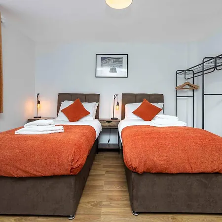 Charming 3-bed Townhouse In Vibrant *