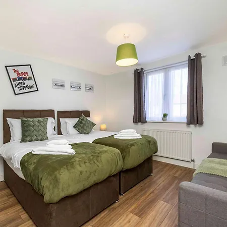 Charming 3-bed Townhouse In Vibrant * Ealing