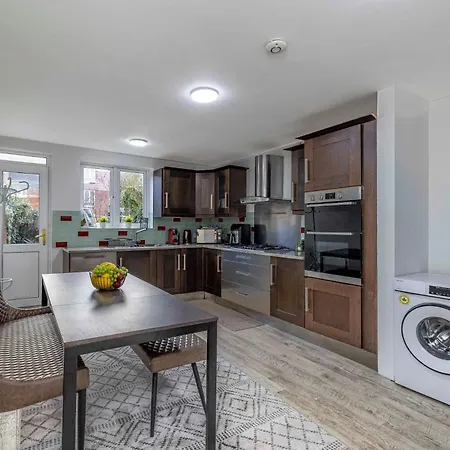 Dom wakacyjny Charming 3-bed Townhouse In Vibrant *