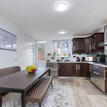 Charming 3-bed Townhouse In Vibrant Ealing