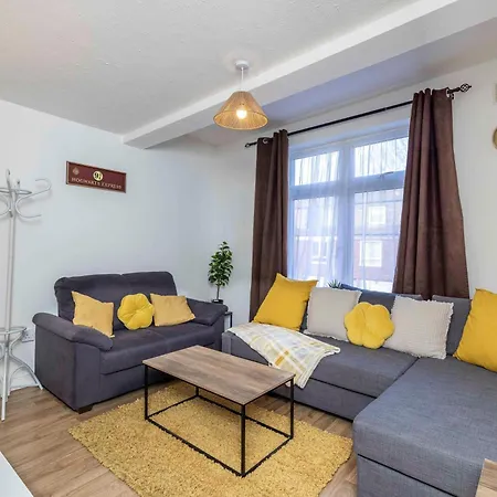 Charming 3-bed Townhouse In Vibrant *